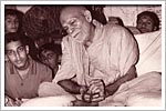 Brahmaswarup Yogiji Maharaj meditates in Akshar Deri