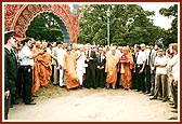 Swamishri and dignitaries during the inauguration ceremony