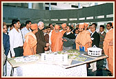 A model of the school being shown and explained to Swamishri and Shri L.K.Advani