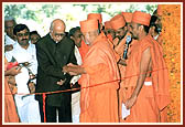    In the presence of Swamishri, Shri L.K.Advani, Home Minister of India, inaugurates 'Swaminarayan Vidyapith', an English residential school for girls, in Karamsad 