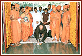    In the presence of Swamishri, Shri L.K.Advani, Home Minister of India, inaugurates 'Swaminarayan Vidyapith', an English residential school for girls, in Karamsad 