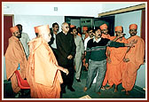 Classroom facilities being shown to Shri L.K.Advani