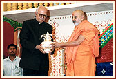 Swamishri presents 'Amrut Kalash' to Shri L.K. Advani
