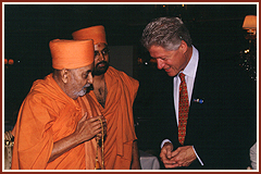 A humble farewell - President Clinton respectfully bows to Pramukh Swami Maharaj