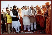  Pujya Bhaktipriya Swami and Shri George Fernandes perform the Vedic inauguration ceremony