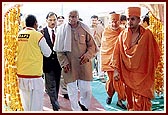  Defence Minister Shri George Fernandes arrives at Pramukh Swami Nagar