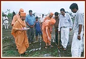 Mahant Swami ground-breaking ceremony for the village of Nanhi Mau