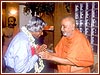 Swamishri garlands and welcomes Shri Abdul Kalam