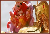 Shri Ganeshji and Shri Harikrishna Maharaj in the maha-puja ritual