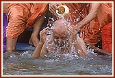 Mahant Swami bathes Swamishri with potfuls of water