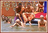 Swamishri takes a ritual dip