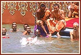 Swamishri takes a ritual dip