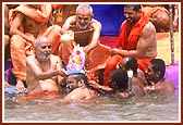 ...places the murti of Shri Ganeshji on Krishnapriya Swami's head