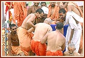 Swamishri then returns to the satellite stage in the middle of the river