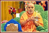 Swamishi performs mahapuja arti of Shri Harikrishna Maharaj