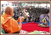 Swamishi performs mahapuja arti of Shri Harikrishna Maharaj