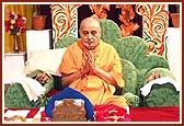 Swamishri prays to Thakorji