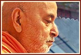 Swamishri meditates on Shriji Maharaj and gurus during his morning puja