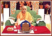 Swamishri chants the holy name of Swaminarayan in his puja