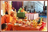 Swamishri's puja and mahapuja were held simultaneously