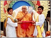 Swamishri inaugurates and displays Swaminarayan Bal Prakash