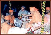 Pramukh Swami Maharaj offers worship to the sacred waters of the Narmada