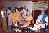 Pujya Yagneshwar Swami honors the distinguished scholers (from right): Mahamhopadyay N. S. Ramanujatatacharya, Banglore; Paramhans Parivrajkacharya Yatiraj Jeer Swami, Melukote,Karnatak; Dr. Prabhakar Apte, Pune