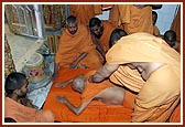 Swamishri prostrates before Thakorji