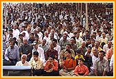 Devotees during Swamishri's puja