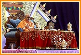 Swamishri chanting the Swaminarayan mantra in his puja 