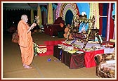 Swamishri performs the arti to commemorate the birth of Bhagwan Swaminarayan