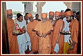 Swamishri ritually enters the mandir by performing pujan and untying the nadachhadi