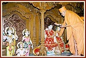 Swamishri performs pujan of Shri Akshar Purushottam Maharaj and the deities as part of the murti-pratishtha rituals