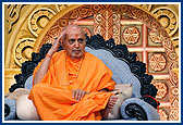 Swamishri blesses the asembly