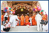 To commemorate the 100th murti-pratishtha anniversary (patotsav) of Bochasan Mandir Swamishri releases balloons from the mandir podium