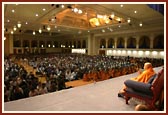 Swamishri addressing the assembly