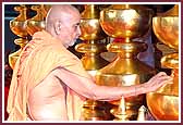 Swamishri applies chandlo to the Kalash during the Kalash vidhi 