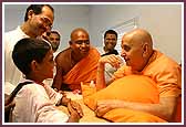 Swamishri blesses balaks on Bal-Balika Din' hspace=0 vspace=