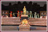 Swamishri performs puja amidst 'Neelkanth Varni' murtis to be distributed as mementos to Yuvaks and Yuvatis 