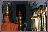  Swamishri performs the kalash vidhi 