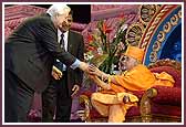 Congressman Henry J. Hyde greets Swamishri  