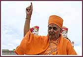 Swamishri raises his hand and proclaims, BAPS, Ek Parivar!