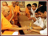 Kishores meet Swamishri in their personal mulakaat session