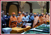 Under the foyer skylight, Swamishri offered prayers by a model of the coming spired mandir