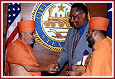 Mayor Lee P. Brown welcomes Pramukh Swami Maharaj to City Hall 