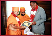Pramukh Swami Maharaj blessing the Mayor 