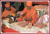 Swamishri performing rituals for the foundation stone