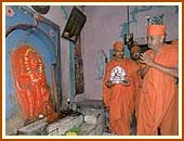 Paying respects to  Hanumanji at the temple sanctified by Lord Swaminarayan, Dharampur, 3 May 1999