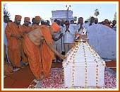 Performing rituals at the memorial of Kushalkunvarba, Dharampur,  3 May 1999