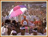 Swamishri arriving at the assembly, Dharampur, 3 May 1999